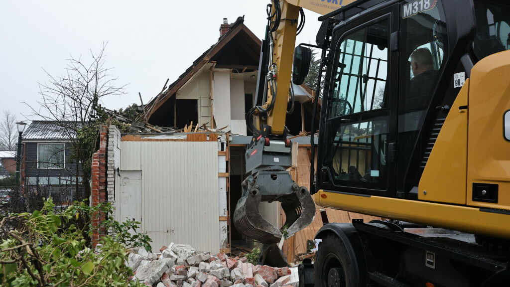 Overwoekerd huis in Gieten maakt plaats voor parkeerplekken en groen