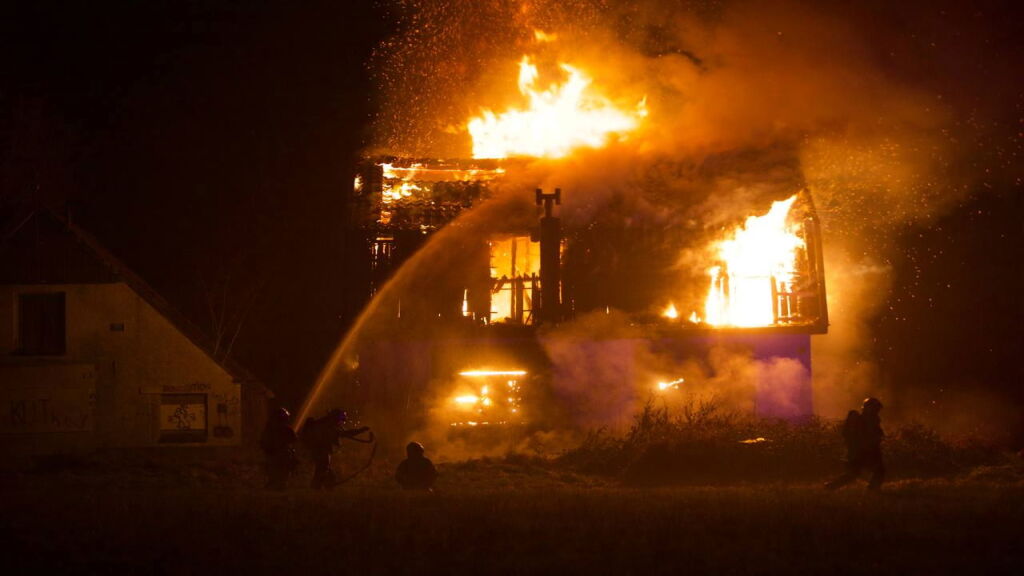 112 Nieuws: Leegstaand pand in Oldenzaal volledig in brand | Bizar ongeluk in Zwolle