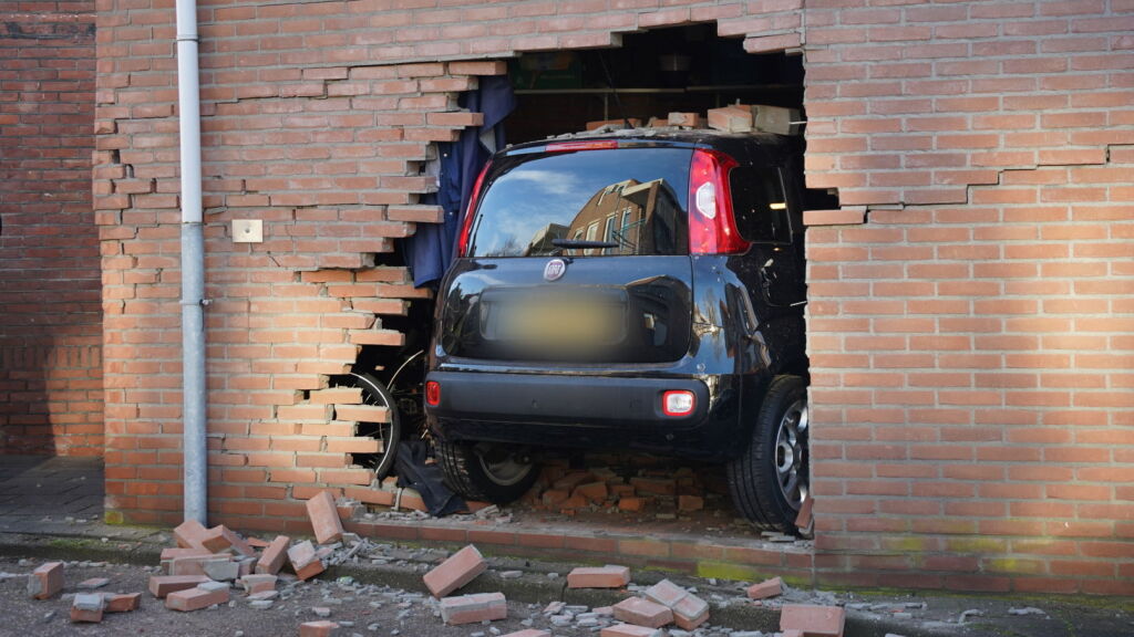 112 Nieuws: Bizar ongeluk in Zwolle | Bonnenregen voor negeren afzetting bij ongeluk Diepenveen