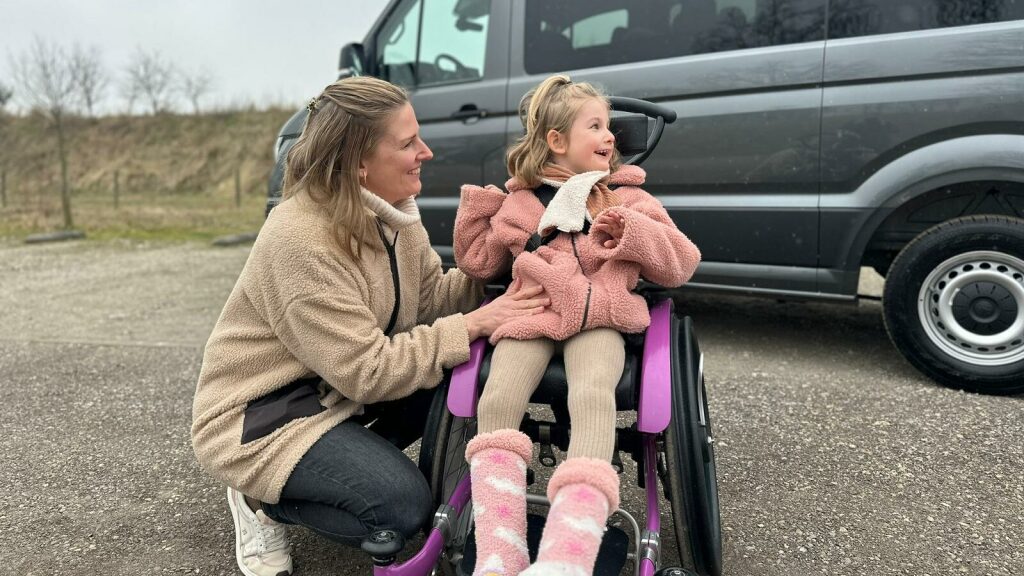 Crowdfunding voor Lena (5) uit Burgum is geslaagd, nu heeft ze een nieuwe rolstoelbus