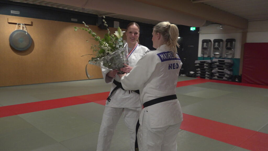 Zestienjarige judoka die Nederlandse titel prolongeerde gehuldigd in Almere
