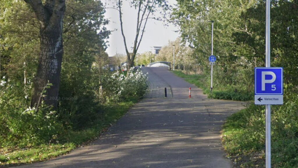 Meisje lastiggevallen in sportpark, man pakt haar vast