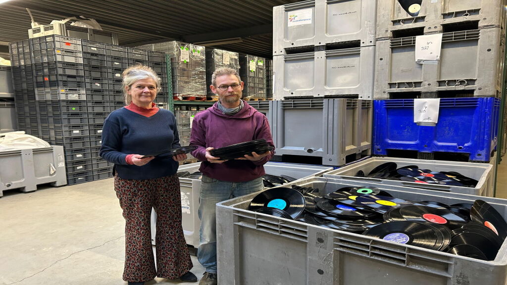 3.300 kilo vinyl wacht op recycler bij kringloop Staphorst, maar die ontbreekt