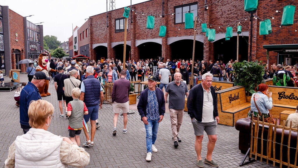 GA Eagles-fans genieten van open dag | Heracles gaat wand voor uitvak verwijderen